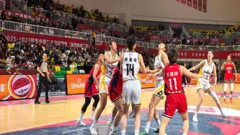 罗马诺独家揭秘：齐尔克泽罗马梦或将延期，聚焦曼联抉择时刻！